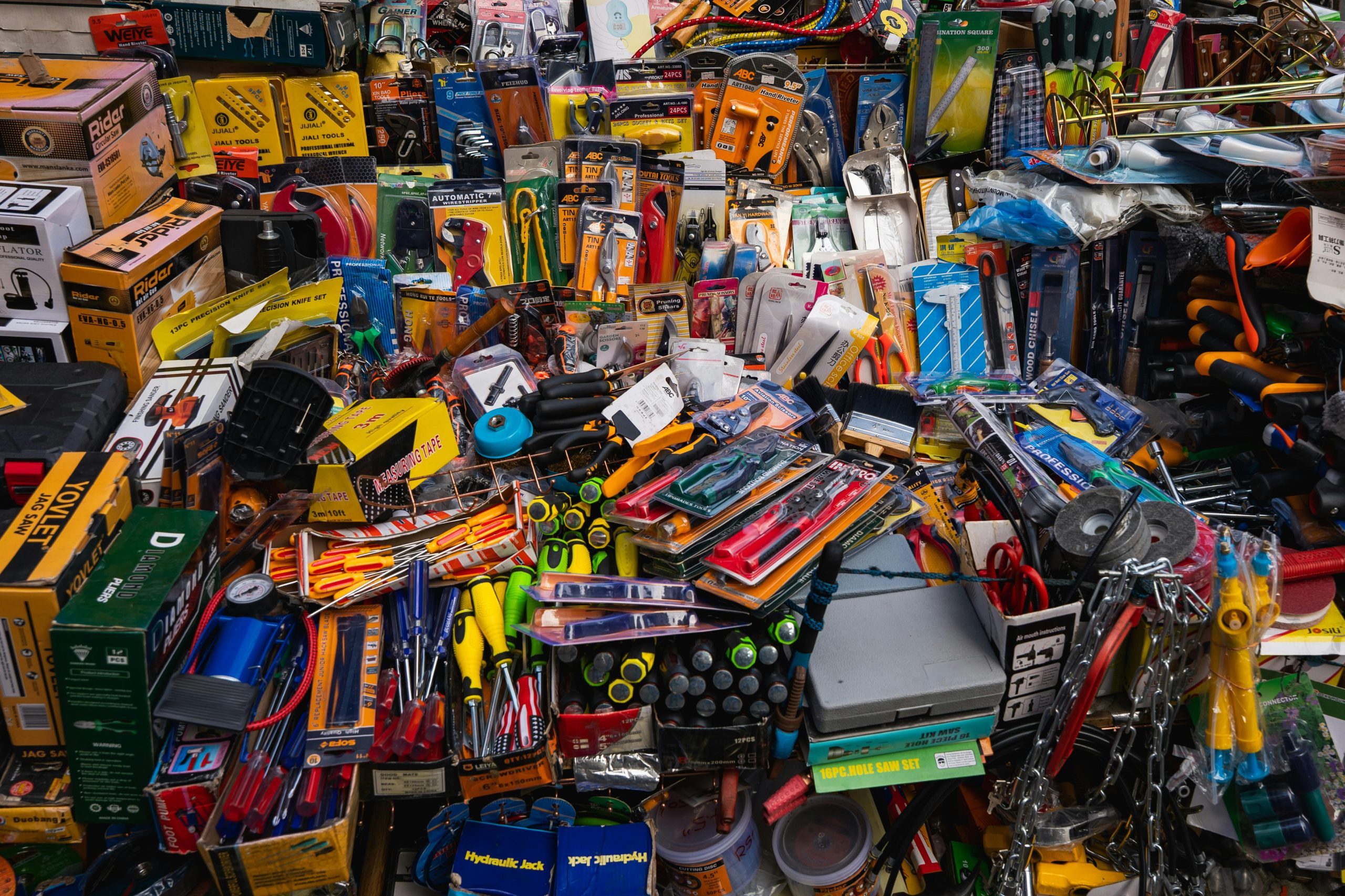 A vibrant display of various tools and hardware items at a market in Colombo, Sri Lanka. Un affichage vibrant de divers outils et articles de quincaillerie sur un marché à Colombo, Sri Lanka.