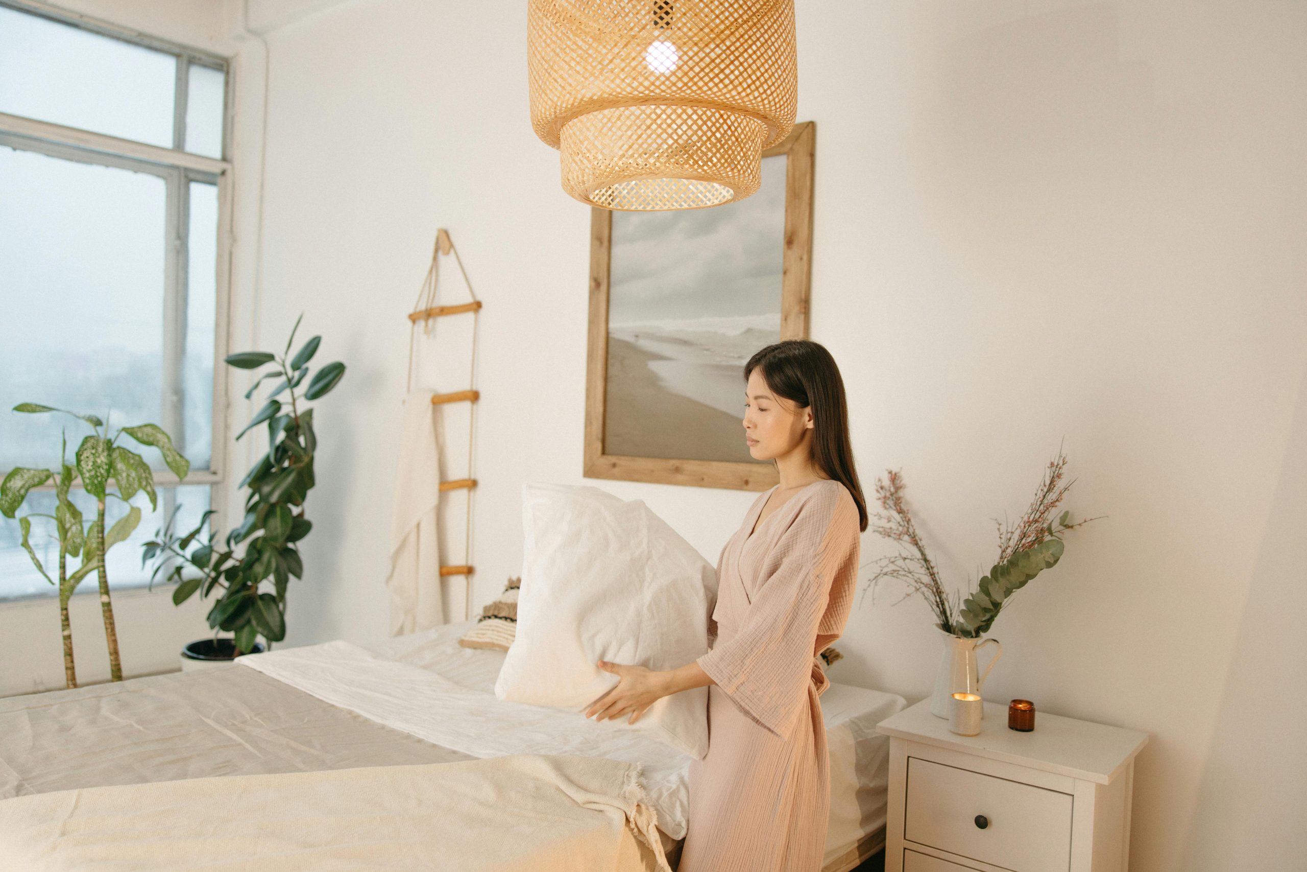 Détail de chambre zen avec finition mate et décoration épurée