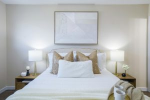 Chambre à coucher confortable avec décoration moderne et palette de couleurs neutres pour la mise en scène.