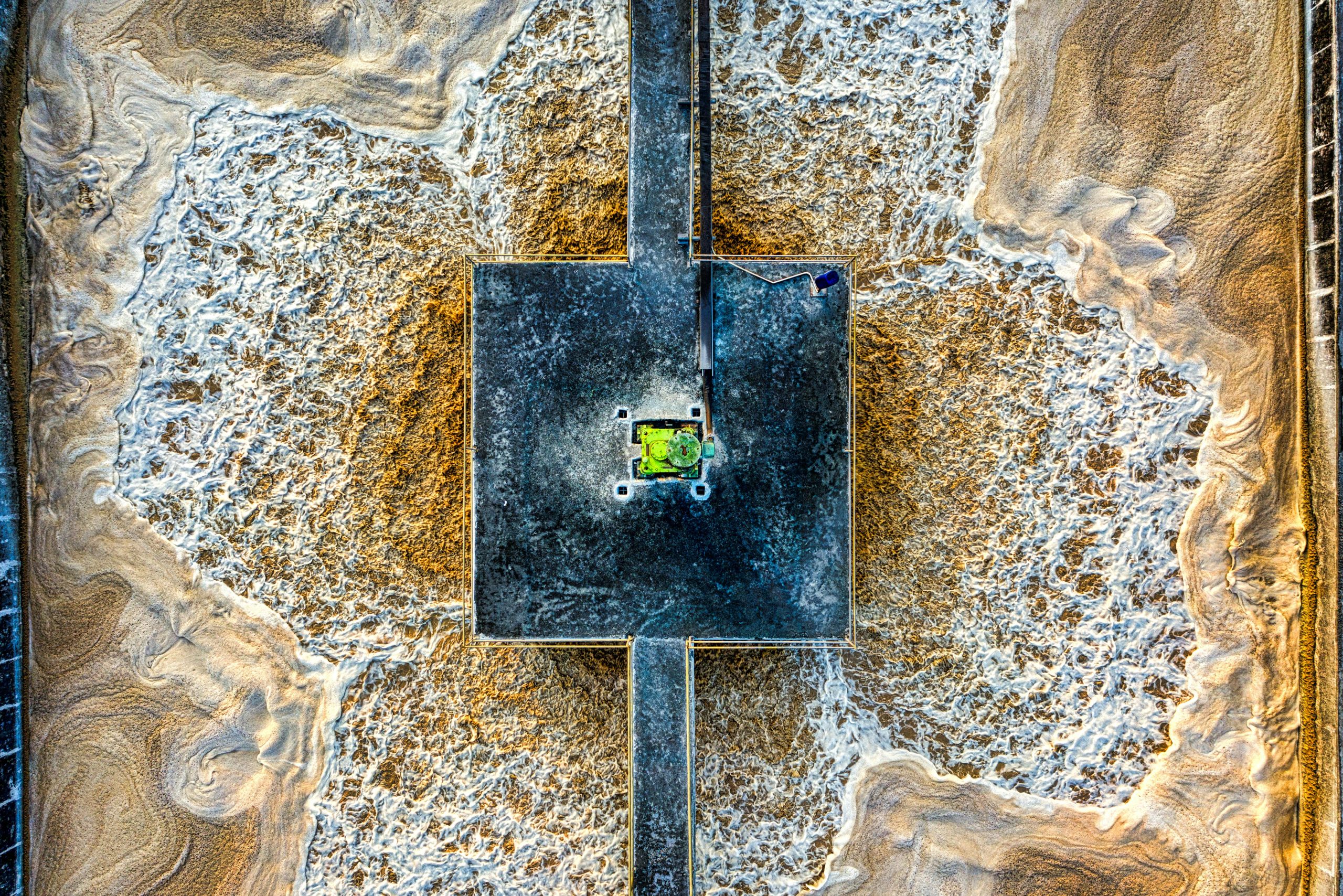 An aerial shot of a sewage treatment facility in Serang, Banten, Indonesia. Une vue aérienne d'une installation de traitement des eaux usées à Serang, Banten, Indonésie.