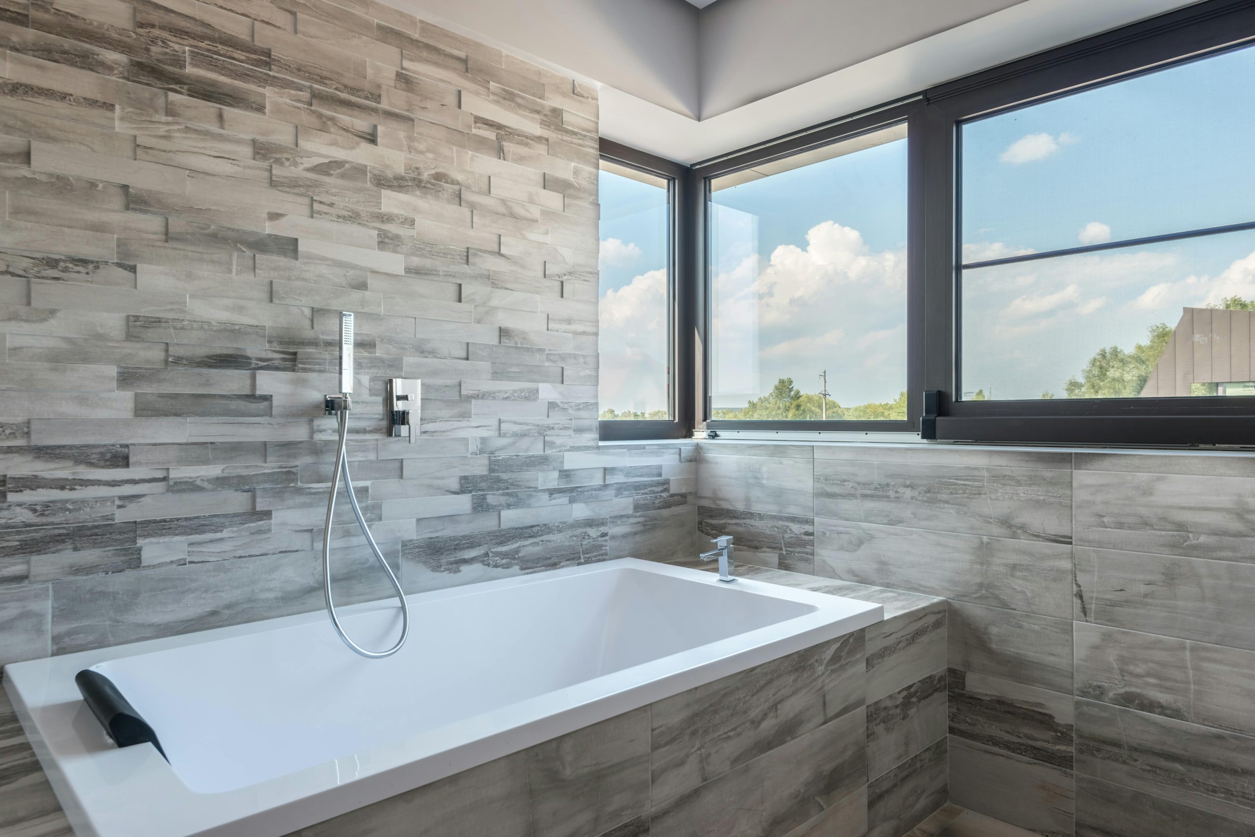 Longévité pierre naturelle salle de bain