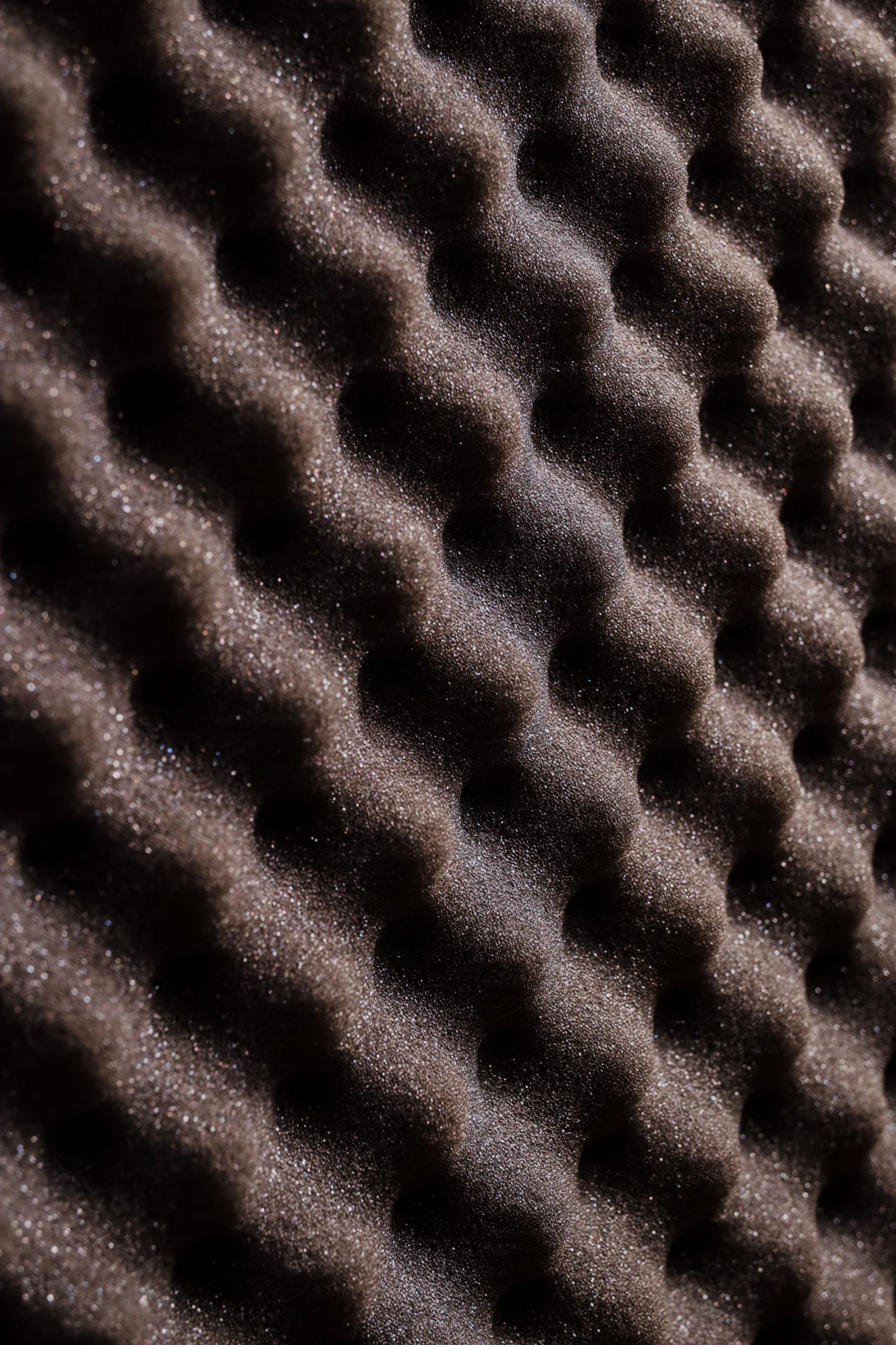 Close-up view of wavy acoustic foam for sound absorption and insulation. Vue rapprochée de mousse acoustique ondulée pour l'absorption et l'isolation du son.