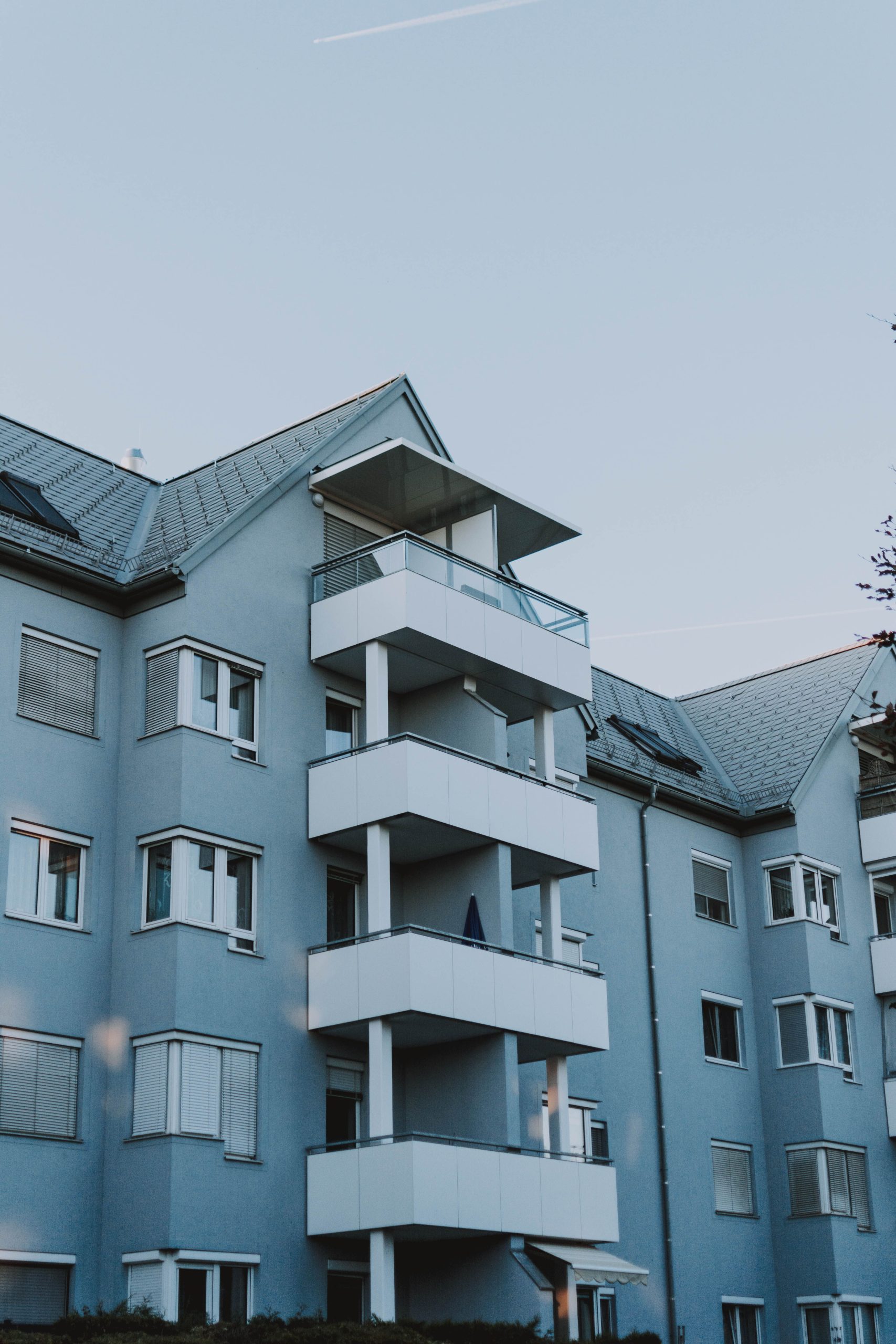 Contemporary architecture of an apartment building with balconies against a clear sky. Architecture contemporaine d'un immeuble d'appartements avec balcons contre un ciel dégagé.