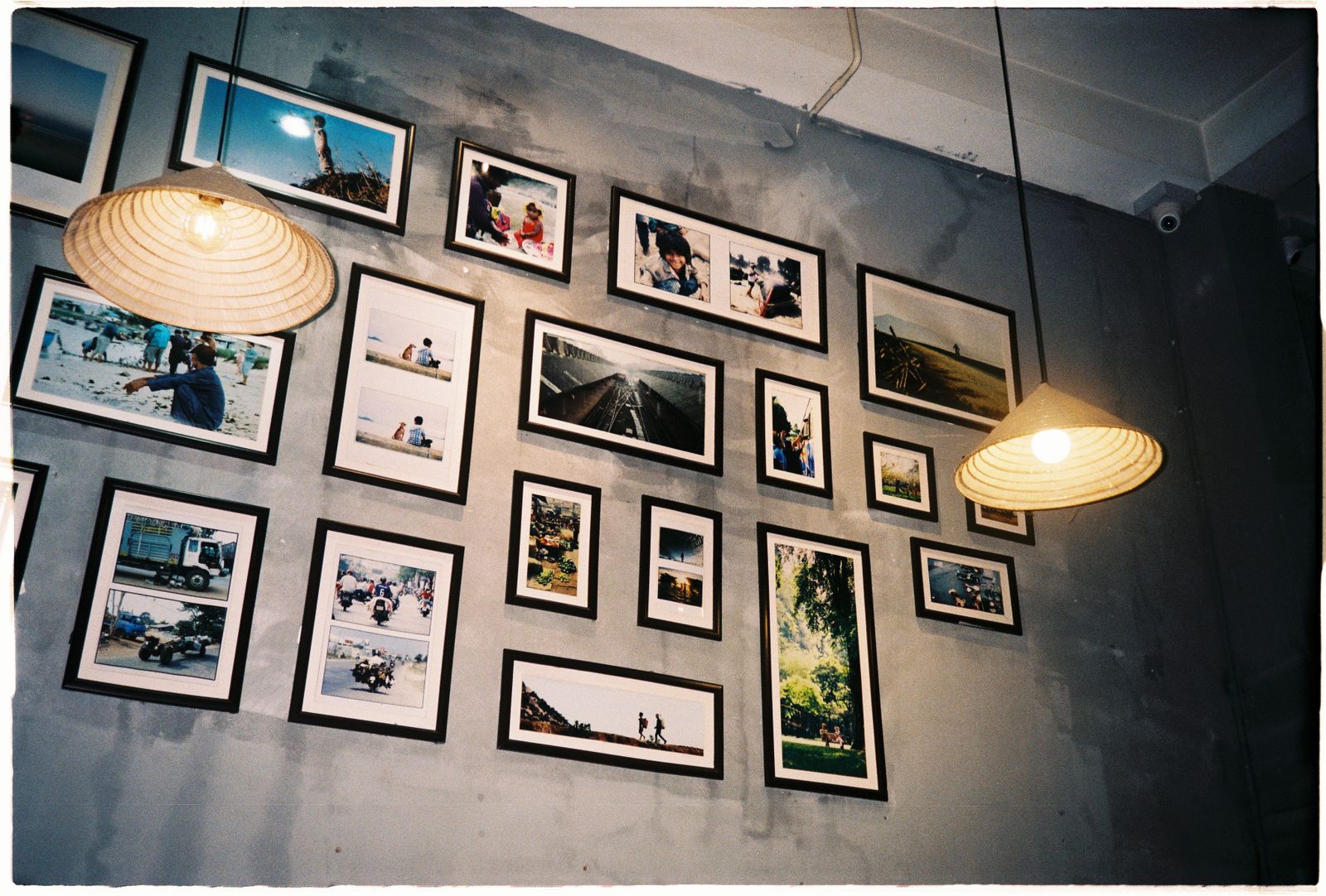 Cadres photo disposés sur un mur gris