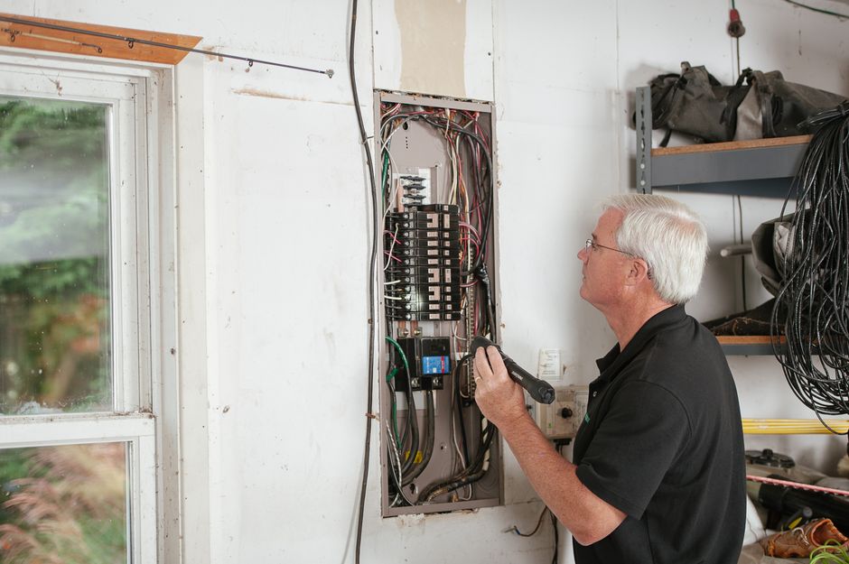 Technicien qui contrôle un appareil électroménager