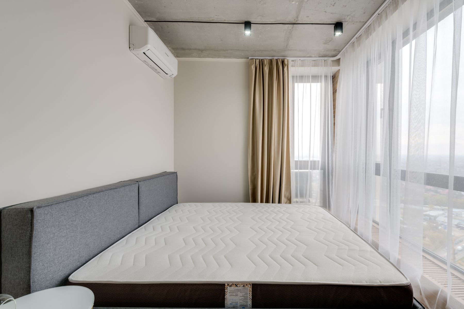 Matelas dans une chambre lumineuse avec rideaux