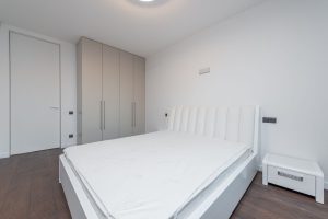 Matelas blanc propre dans une chambre moderne
