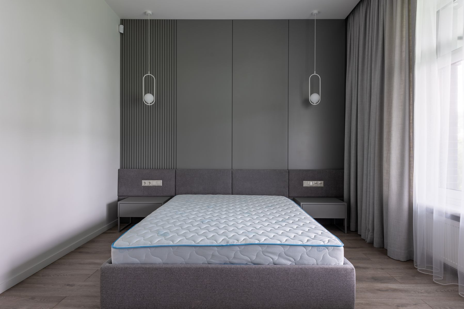 Matelas à picots dans une chambre grise