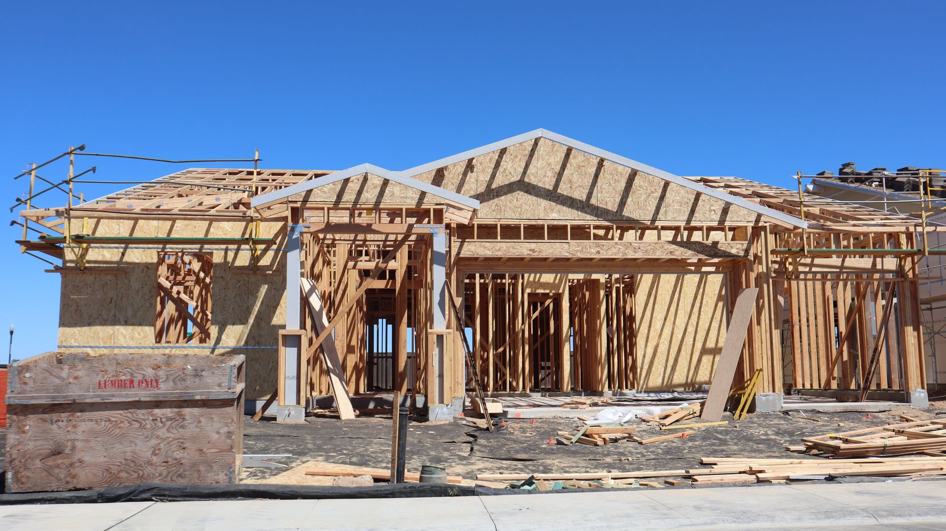 Ossature en bois d une maison neuve en construction