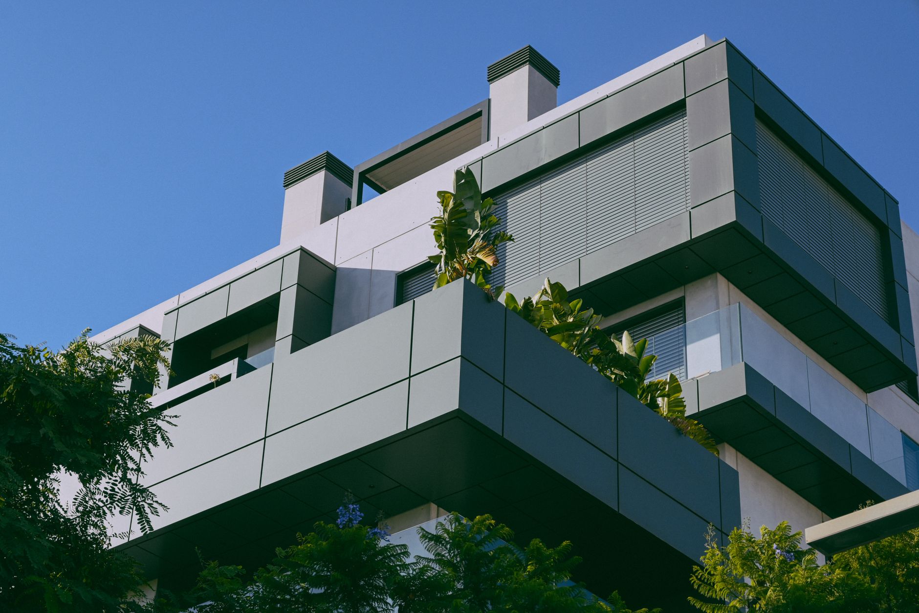 Batiment moderne aux lignes epurees