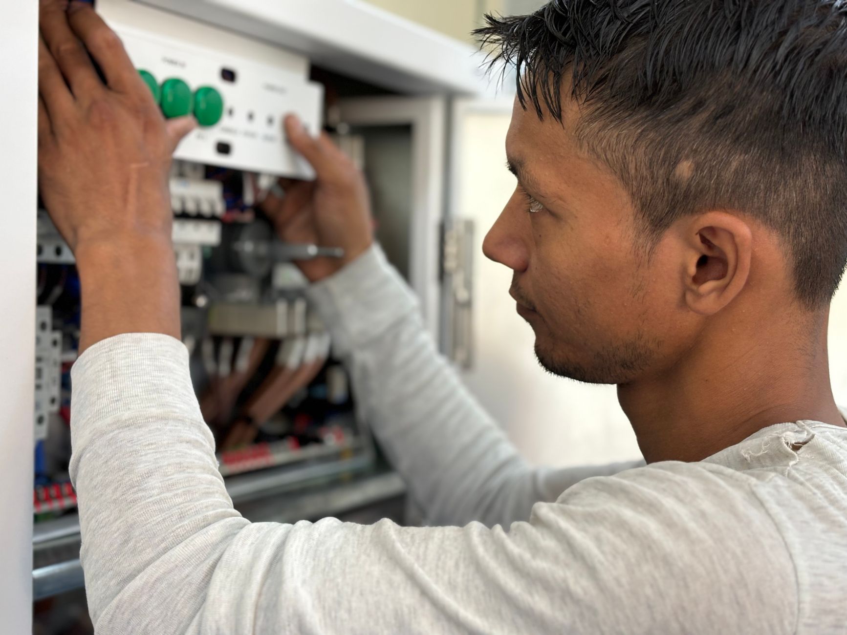 Technicien vérifiant le tableau électrique d’une pompe à chaleur