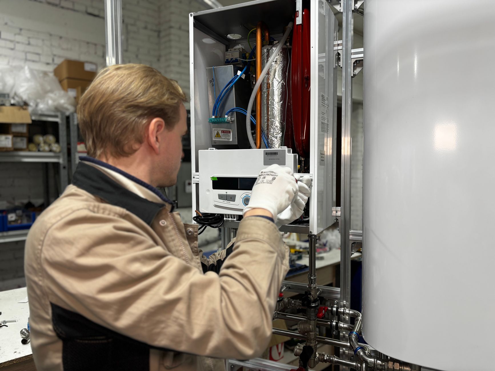 Technicien réglant une pompe à chaleur en atelier