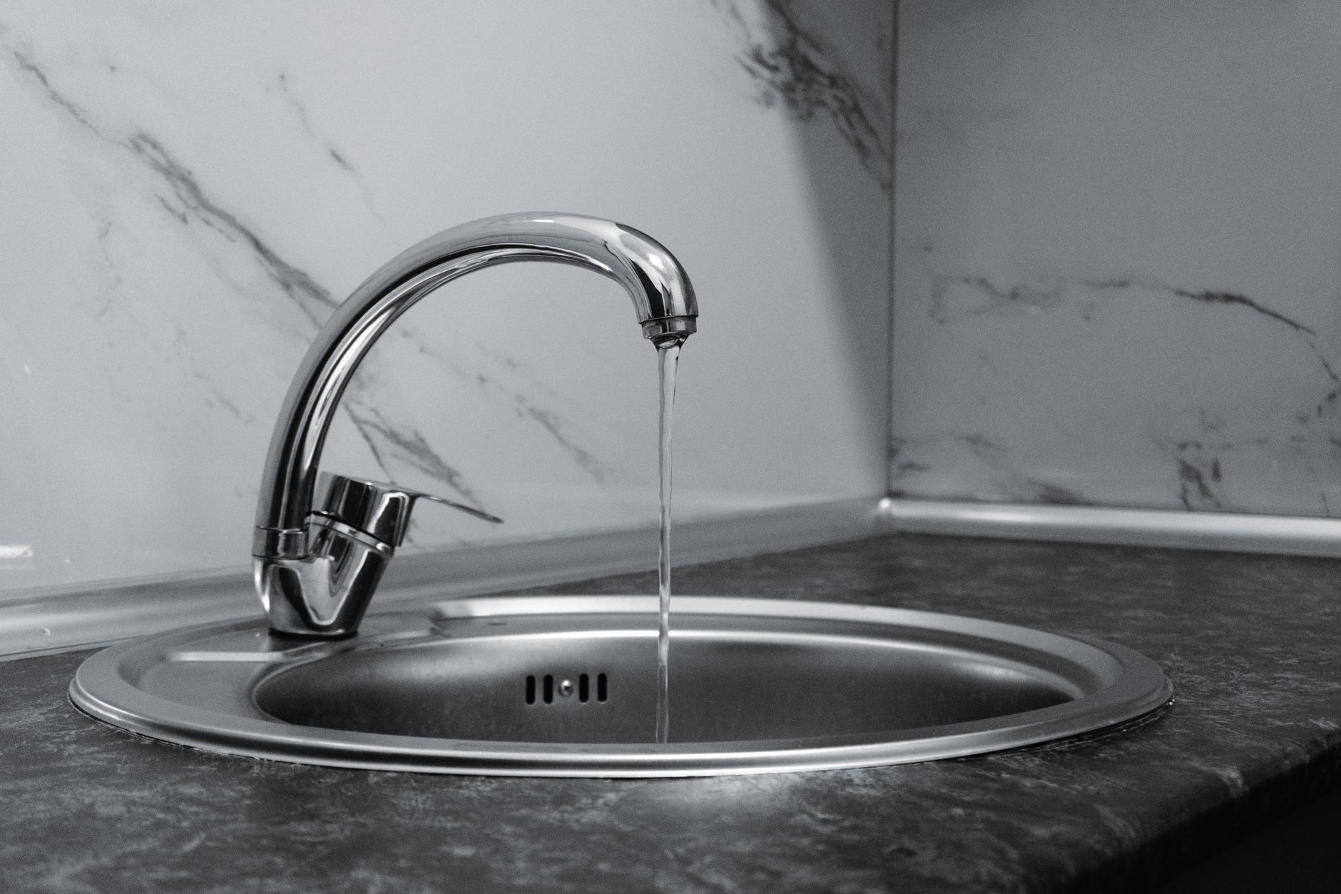 Robinet chromé avec eau qui coule