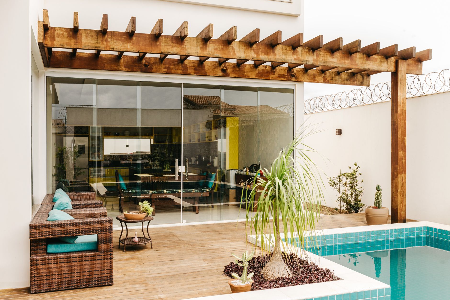 Salon de terrasse près d’une piscine dans une villa